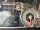le tableau de bord d'une voiture, avec divers indicateurs et chiffres