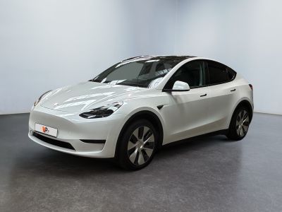 une Tesla Model X blanche garée dans une pièce blanche