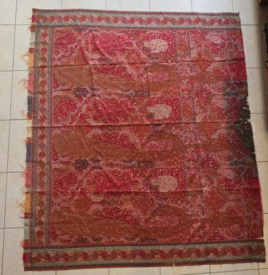 un tapis rouge posé sur un sol carrelé blanc
