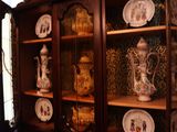 de nombreuses assiettes et vases sur les étagères de la pièce