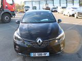 une voiture noire garée dans un parking