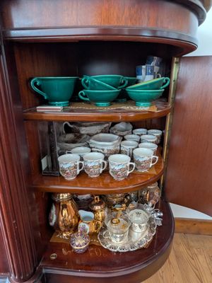 de nombreuses tasses et soucoupes posées dans un coin de ce placard