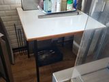une petite table sur laquelle sont posées de nombreuses bouteilles
