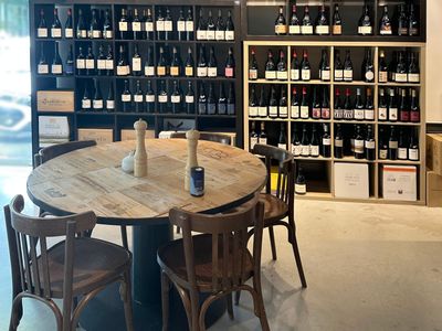 de nombreuses bouteilles de vin sur les étagères de ce caviste