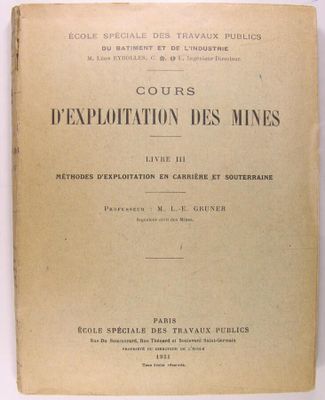 gros plan d'un livre sur une table à fond blanc
