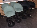 Plusieurs chaises sont alignées en rangée devant un bar