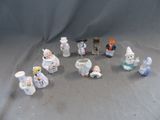 de nombreuses figurines de personnes assises sur une table