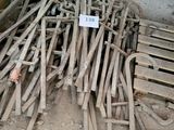 un tas de vieilles chaises en bois et une pancarte posée par terre