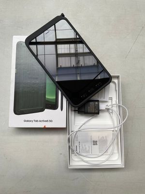 une boîte avec un téléphone à l'intérieur sur une table