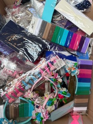une boîte en carton remplie d'objets de toutes les couleurs