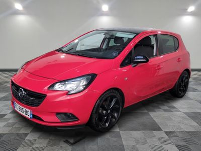 une Opel rouge garée dans un garage au sol carrelé
