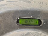 un gros plan d'une horloge numérique sur un pneu de voiture