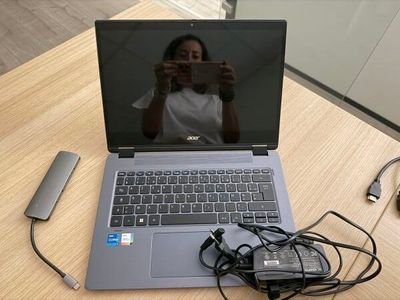une femme en train de se prendre en photo avec son ordinateur portable