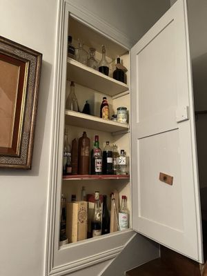 une armoire qui contient beaucoup de bouteilles
