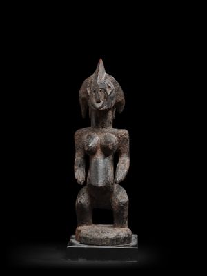 une image représentant une statue d'une femme assise sur un socle