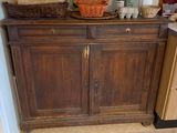 une armoire en bois surmontée d'un panier