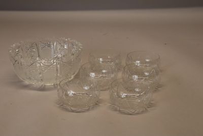 cinq verres et un bol posés sur une table