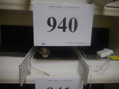 une pancarte indiquant « 940 » posée sur une étagère dans un magasin