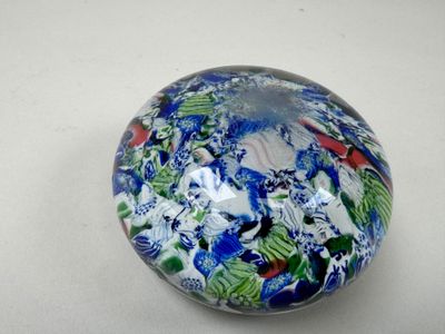 une boule en verre ornée d'un motif bleu et blanc