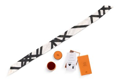 cravate à motif chevrons noir et blanc, ornée d'une tasse de café et d'un bloc-notes