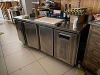 Deux réfrigérateurs bas en inox TEFCOLD à 3 portes, groupes …