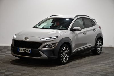 Le nouveau SUV Hyundai Kona est garé sur un sol à damier.