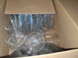 une boîte en carton remplie de verres et de tasses vides