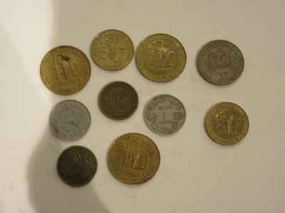 beaucoup de pièces qui sont sur la table