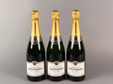 trois bouteilles de champagne posées côte à côte sur une table