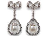 une image d'une paire de boucles d'oreilles en perles et diamants