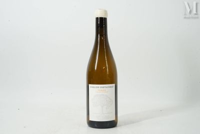 une bouteille de vin posée sur une table