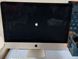 un ordinateur Apple posé sur un bureau, avec un clavier et une souris