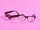 deux paires de lunettes sur un fond rose