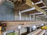 plusieurs pièces de bois sont empilées dans un entrepôt