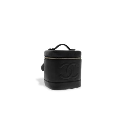 trousse de maquillage en cuir noir avec un logo sur le devant