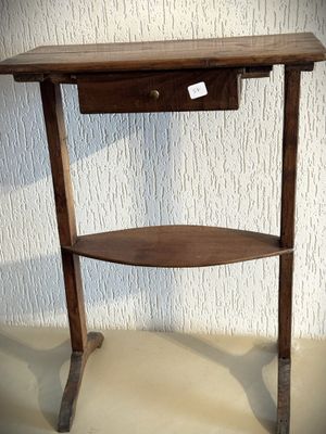 une petite table en bois surmontée d'une étagère
