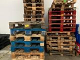 plusieurs palettes en bois empilées les unes sur les autres dans un entrepôt
