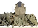 beaucoup de sacs et de sacs à dos posés sur une table