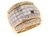 gros plan d'une bague en diamant sur fond blanc