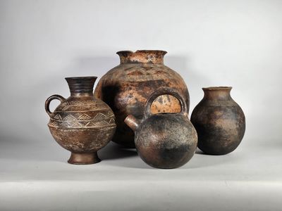 Ensemble de quatre jarres en terre cuite. (Manques au col de la plus g