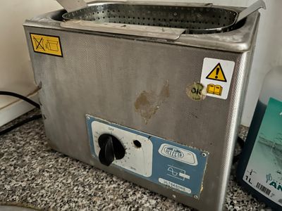 un stérilisateur à ultrasons en inox P SELECTA.