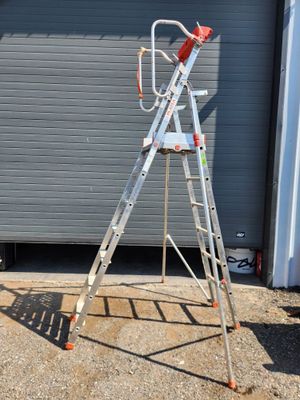 une échelle appuyée contre la porte d'un garage