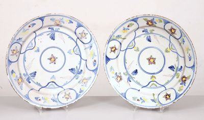 Paire de plats circulaires en faïence émaillée à décor de gr…