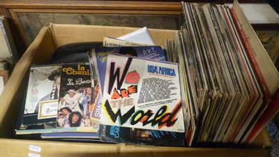 une boîte remplie de disques vinyles de toutes sortes posée sur une table