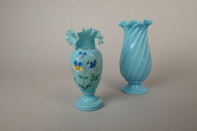 Deux vases opalescents bleus, un à col dentelé et décor flor…