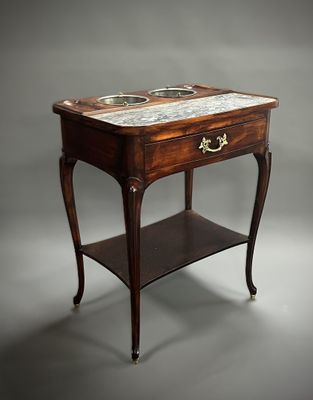 une vieille table en bois avec un plateau en marbre sur fond gris
