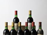 six bouteilles de vin sont alignées sur une table en bois