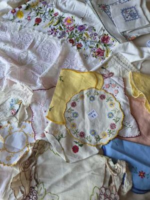 de nombreux types de vêtements brodés disposés sur un lit