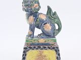 une figurine représentant un chien sur un socle