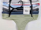 un gros plan sur un ensemble de sous-vêtements suspendus à un cintre